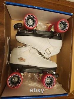 New in box Riedell Quad Roller Skates R3 White with pink wheels size 7 Medium
