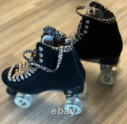 Preowned W BOX Moxi Panther Leopard Black Suede Roller Skate Size 9